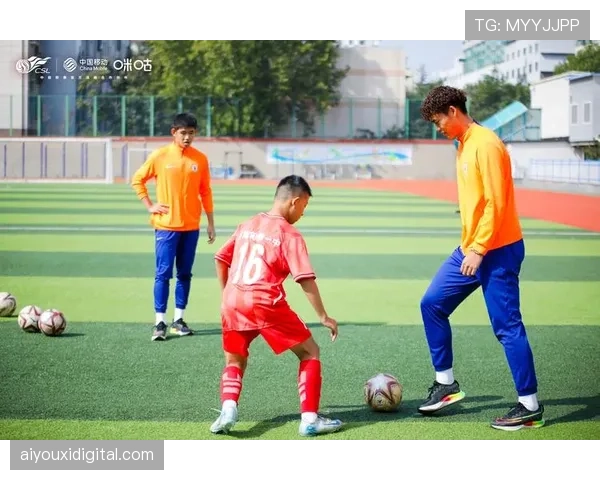 “足球进校园”活动走进济南，山东泰山队球员与中小学生进行互动训练